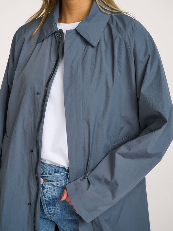 Ontdek de Long Coach Crinkle geweven technische parka van Welter Shelter in de kleur Grijsblauw bij Orangebag. Op werkdagen voor 21:45 besteld, morgen in huis.