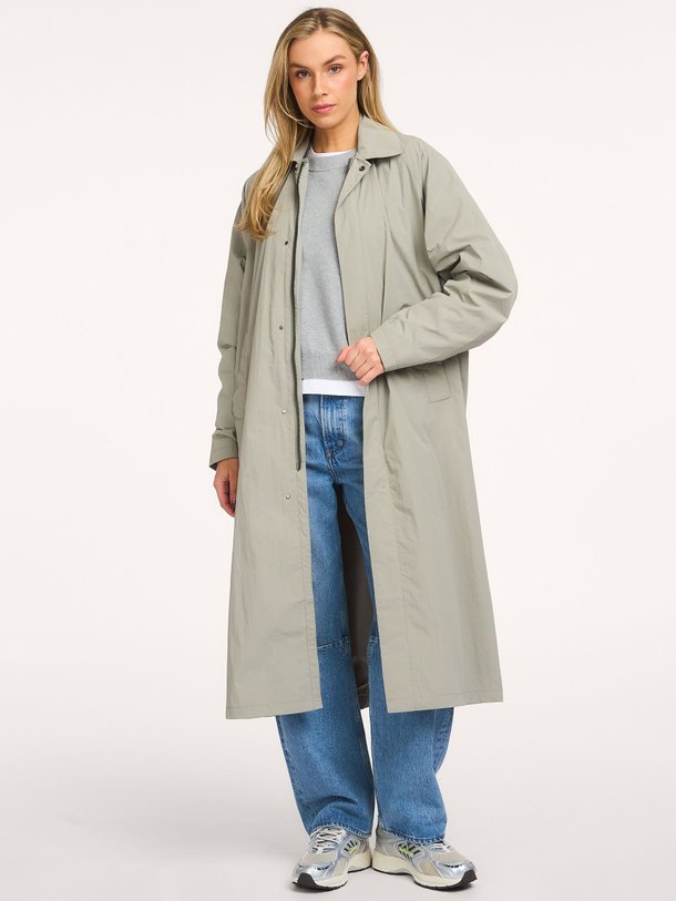 Ontdek de Long Coach Crinkle geweven technische parka van Welter Shelter in de kleur Groen bij Orangebag. Op werkdagen voor 21:45 besteld, morgen in huis.