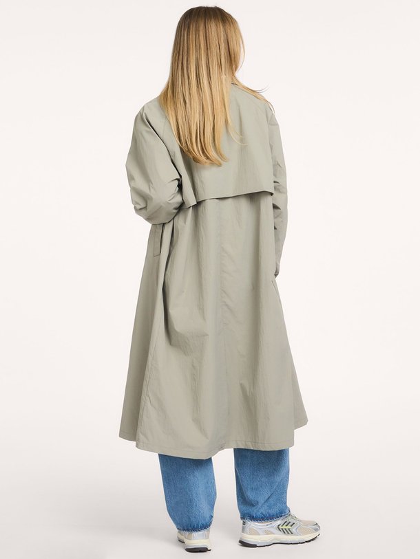 Ontdek de Long Coach Crinkle geweven technische parka van Welter Shelter in de kleur Groen bij Orangebag. Op werkdagen voor 21:45 besteld, morgen in huis.