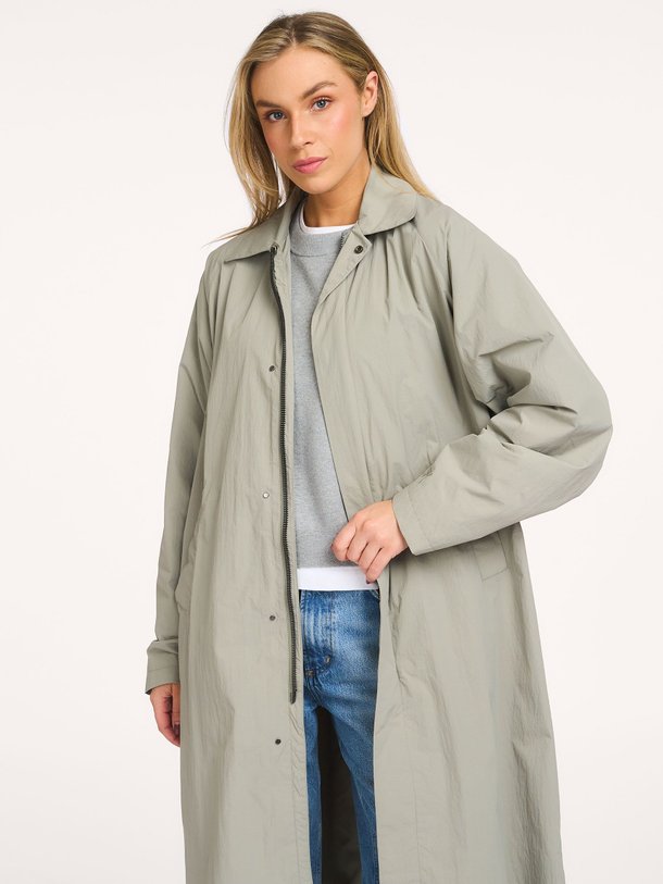 Ontdek de Long Coach Crinkle geweven technische parka van Welter Shelter in de kleur Groen bij Orangebag. Op werkdagen voor 21:45 besteld, morgen in huis.