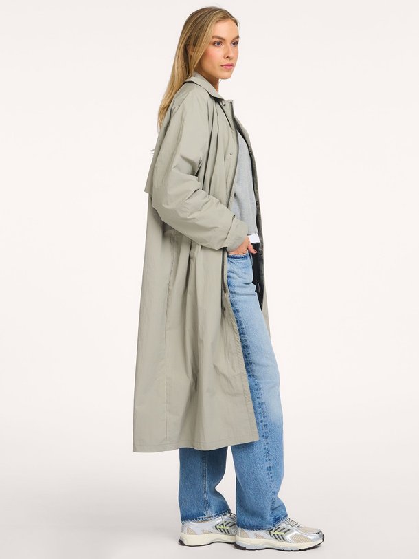 Ontdek de Long Coach Crinkle geweven technische parka van Welter Shelter in de kleur Groen bij Orangebag. Op werkdagen voor 21:45 besteld, morgen in huis.