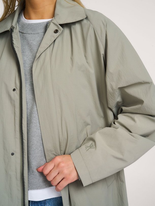 Ontdek de Long Coach Crinkle geweven technische parka van Welter Shelter in de kleur Groen bij Orangebag. Op werkdagen voor 21:45 besteld, morgen in huis.