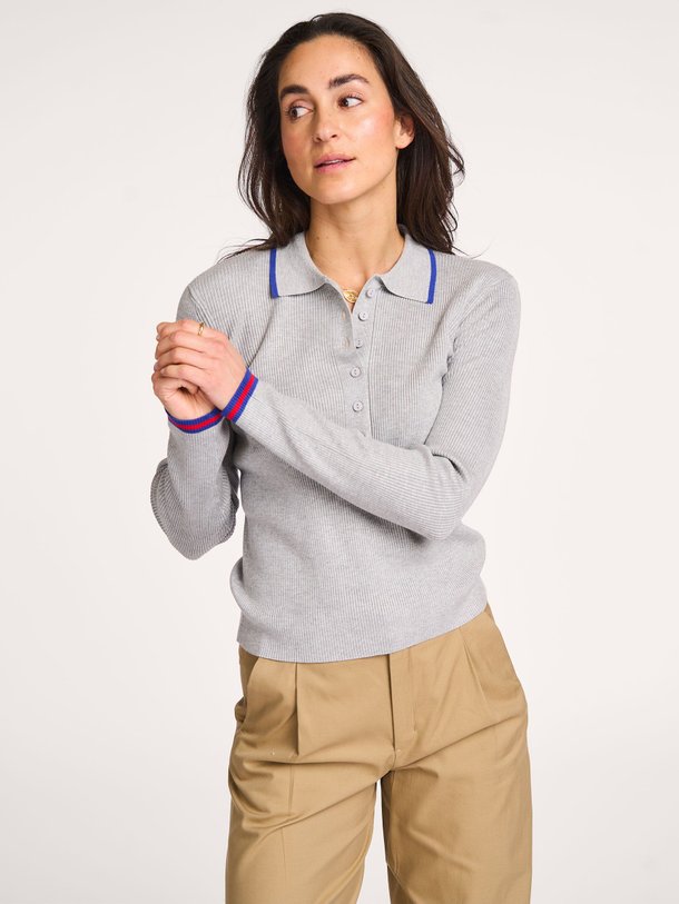 Ontdek de Balin viscosemix rib polo top van Co'Couture in de kleur grijs bij Orangebag. Op werkdagen voor 21:45 besteld, morgen in huis.