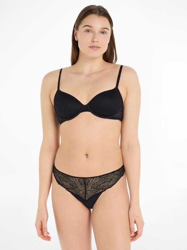 Ontdek de Voorgevormde kanten T-shirt beha van Calvin Klein in de kleur zwart bij Orangebag. Op werkdagen voor 21:45 besteld, morgen in huis.
