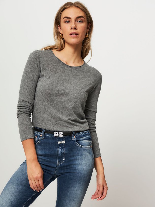 Ontdek de M005 Katoen/cashmeremix gemeleerde longsleeve van Majestic Filatures in de kleur grijs bij Orangebag. Op werkdagen voor 21:45 besteld, morgen in huis.