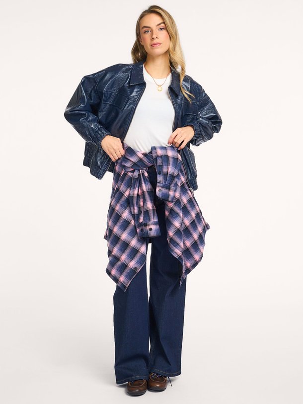 Ontdek de Ven leatherlook jack van Lollys Laundry in de kleur Donkerblauw bij Orangebag. Op werkdagen voor 21:45 besteld, morgen in huis.