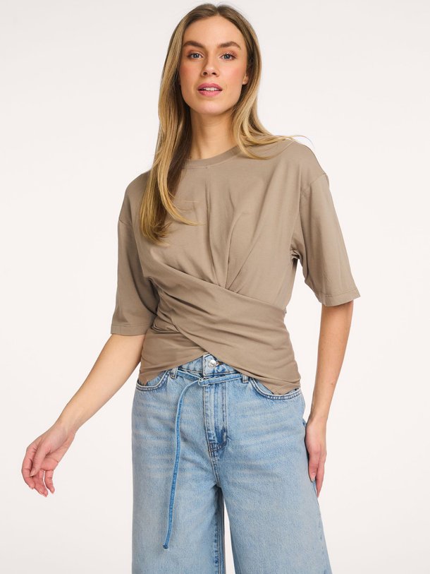 Ontdek de Riv katoenen overslag top van Club L`avenir in de kleur Taupe bij Orangebag. Op werkdagen voor 21:45 besteld, morgen in huis.