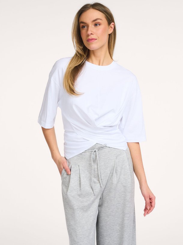 Ontdek de Riv katoenen overslag top van Club L`avenir in de kleur Off-white bij Orangebag. Op werkdagen voor 21:45 besteld, morgen in huis.