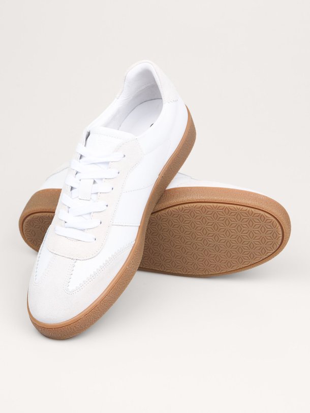 Ontdek de Sanoa lederen sneakers van Samsoe Samsoe in de kleur wit bij Orangebag. Op werkdagen voor 21:45 besteld, morgen in huis.