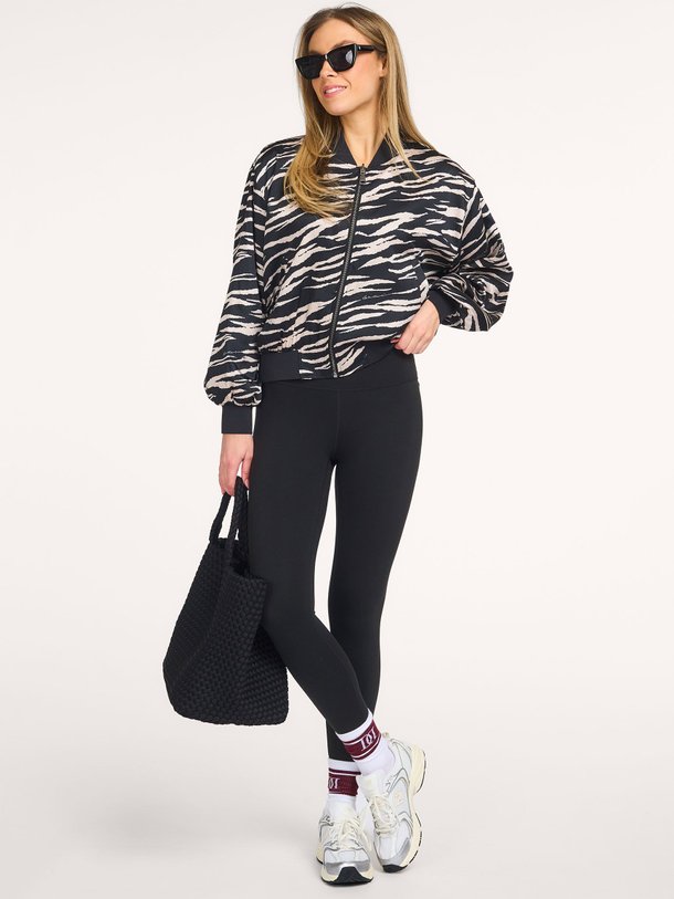 Ontdek de Jessa geweven jasje met print van Lala Berlin in de kleur Zwart bij Orangebag. Op werkdagen voor 21:45 besteld, morgen in huis.