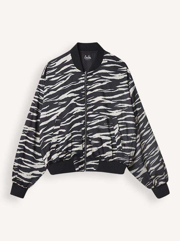 Ontdek de Jessa geweven jasje met print van Lala Berlin in de kleur Zwart bij Orangebag. Op werkdagen voor 21:45 besteld, morgen in huis.