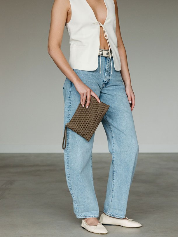 Ontdek de Gevlochten clutch van Marrea in de kleur bruin bij Orangebag. Op werkdagen voor 21:45 besteld, morgen in huis.
