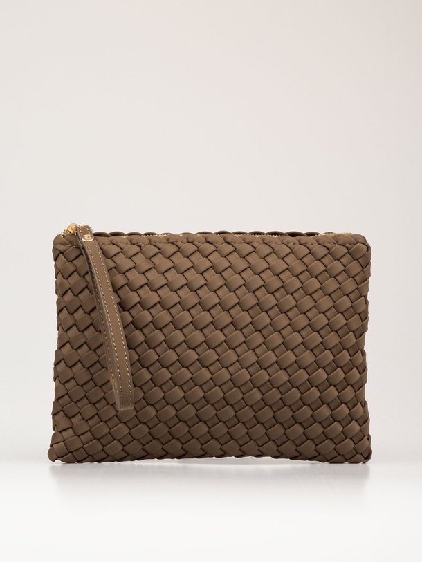 Ontdek de Gevlochten clutch van Marrea in de kleur bruin bij Orangebag. Op werkdagen voor 21:45 besteld, morgen in huis.