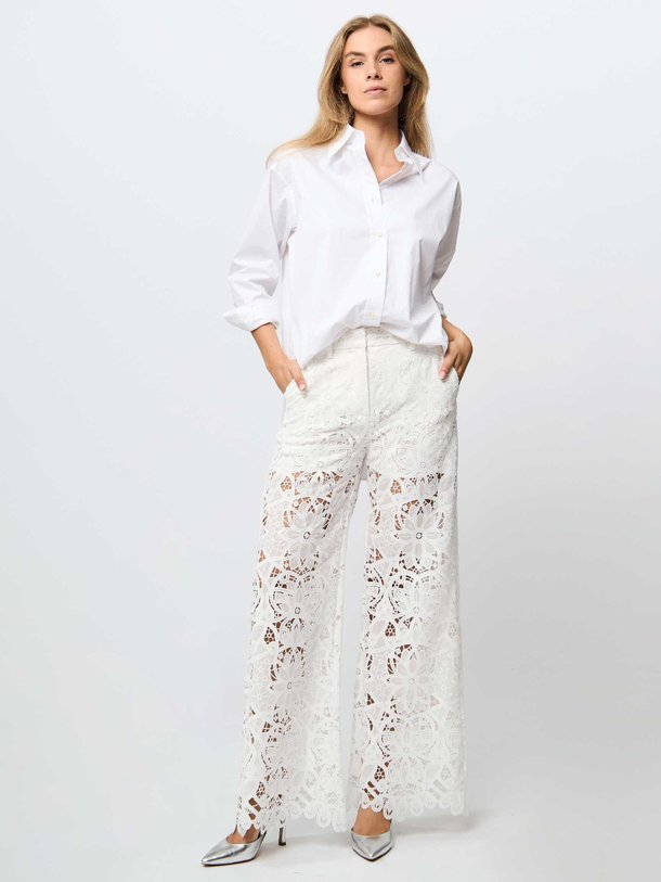 Ontdek de Eileen katoenen kanten broek van Munthe in de kleur wit bij Orangebag. Op werkdagen voor 21:45 besteld, morgen in huis.