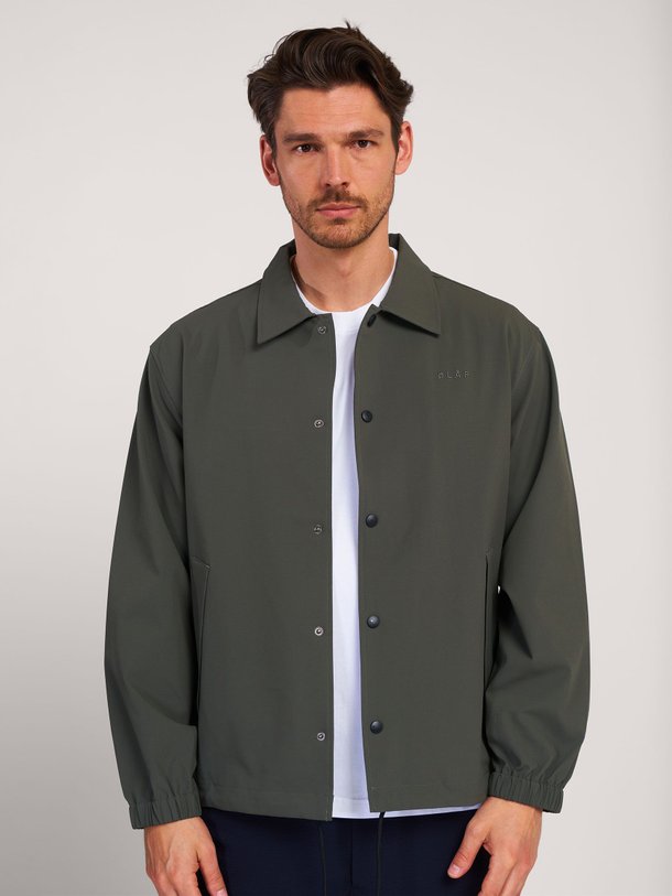 Ontdek de Geweven logo jack van OLAF in de kleur grijsgroen bij Orangebag. Op werkdagen voor 21:45 besteld, morgen in huis.