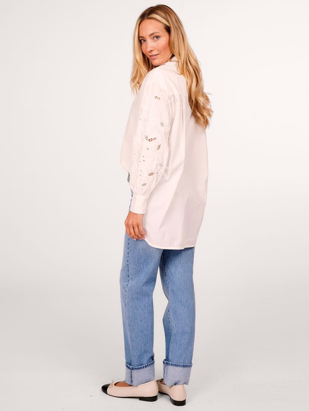 Ontdek de Rupi organic cotton blouse met borduursel van Louise Misha in de kleur wit bij Orangebag. Op werkdagen voor 21:45 besteld, morgen in huis.