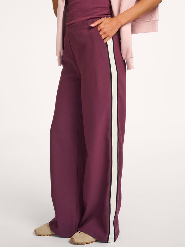 Ontdek de Vildar geweven broek van Modstrom in de kleur Paars bij Orangebag. Op werkdagen voor 21:45 besteld, morgen in huis.