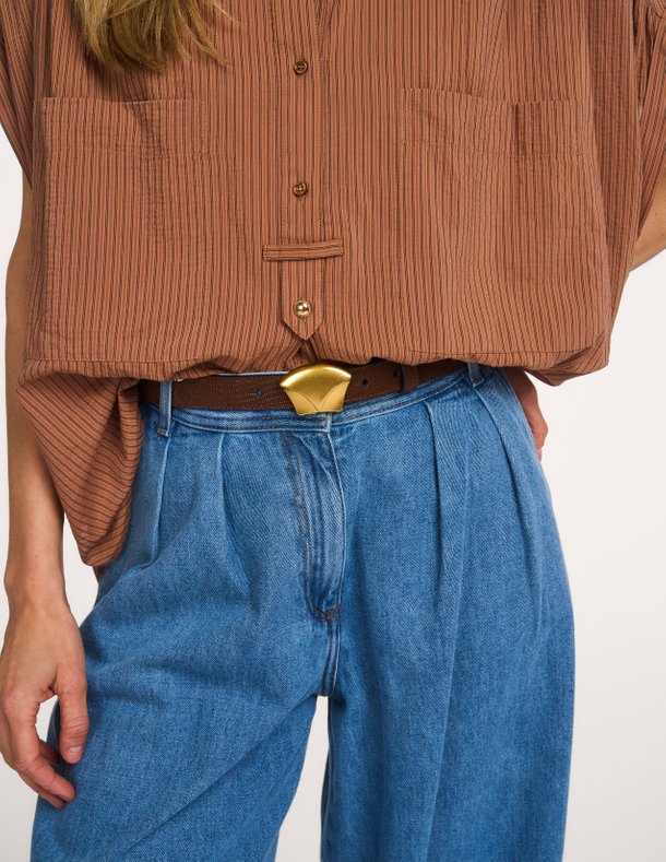 Ontdek de Diviluz lederen riem met reliëf van Sessun in de kleur Bruin bij Orangebag. Op werkdagen voor 21:45 besteld, morgen in huis.