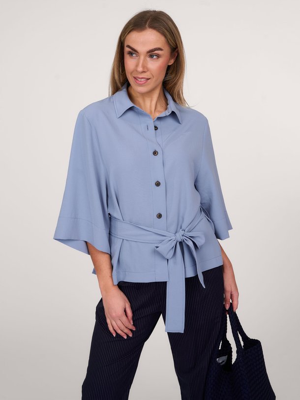 Ontdek de Geweven blouse van Zenggi in de kleur lichtblauw bij Orangebag. Op werkdagen voor 21:45 besteld, morgen in huis.