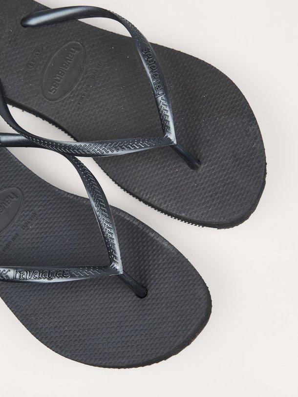Ontdek de Slim Flatform teenslippers van Havaianas in de kleur zwart bij Orangebag. Op werkdagen voor 21:45 besteld, morgen in huis.