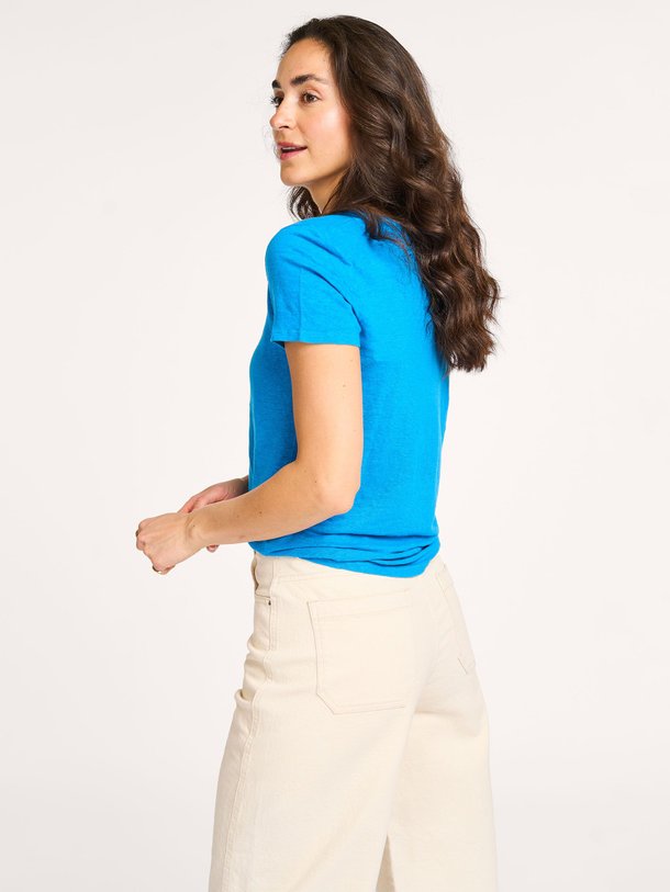 Ontdek de MGD011 Linnenmix slub T-shirt van Majestic Filatures in de kleur blauw bij Orangebag. Op werkdagen voor 21:45 besteld, morgen in huis.