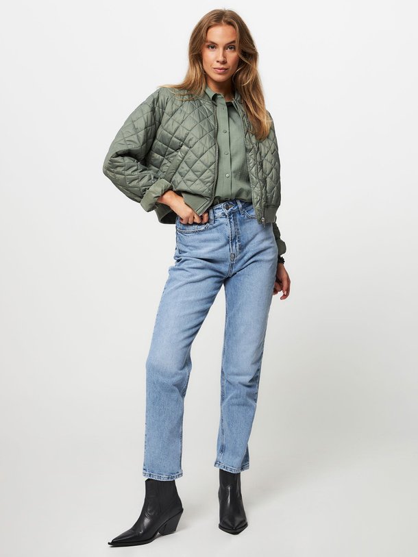 Ontdek de Hank geweven bomberjack met doorgestikt patroon van Modstrom in de kleur donkergroen bij Orangebag. Op werkdagen voor 21:45 besteld, morgen in huis.