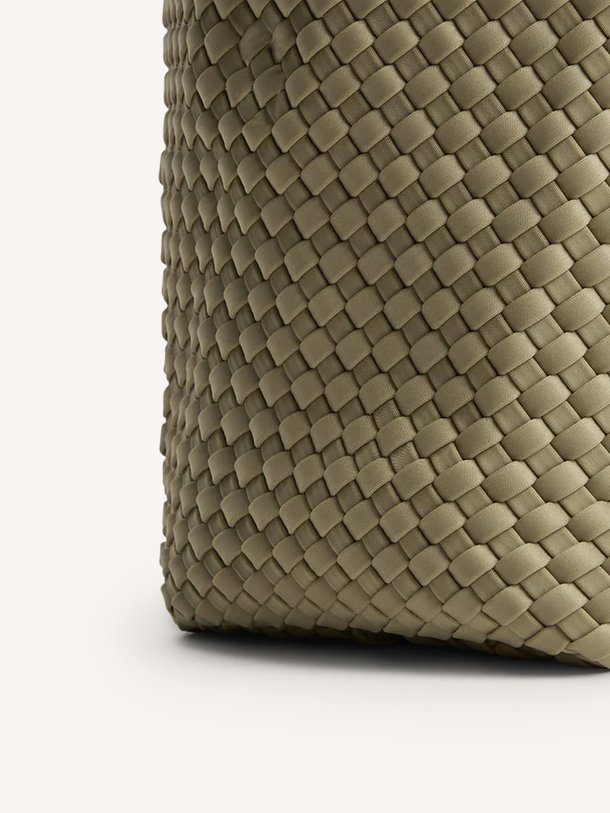 Ontdek de Gevlochtend handtas medium van Marrea in de kleur Taupe bij Orangebag. Op werkdagen voor 21:45 besteld, morgen in huis.