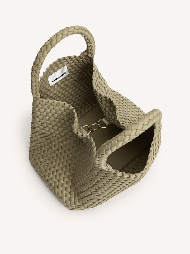 Ontdek de Gevlochtend handtas medium van Marrea in de kleur Taupe bij Orangebag. Op werkdagen voor 21:45 besteld, morgen in huis.