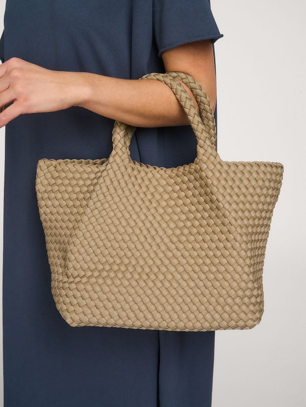 Ontdek de Gevlochtend handtas medium van Marrea in de kleur Taupe bij Orangebag. Op werkdagen voor 21:45 besteld, morgen in huis.