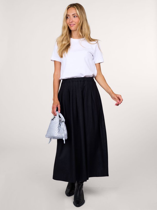 Ontdek de Viola viscosemix A-lijn rok van Graumann in de kleur zwart bij Orangebag. Op werkdagen voor 21:45 besteld, morgen in huis.