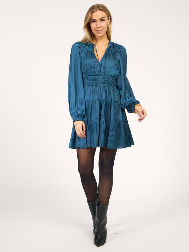 Ontdek de Kori geweven jurk van Ulla Johnson in de kleur blauw bij Orangebag. Op werkdagen voor 21:45 besteld, morgen in huis.