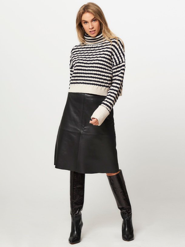 Ontdek de Noora lederen A-lijn rok van Dante 6 in de kleur zwart bij Orangebag. Op werkdagen voor 21:45 besteld, morgen in huis.