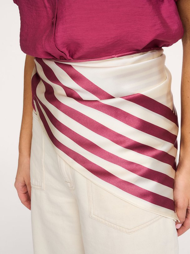 Ontdek de Sael organic silk sjaal van Samsoe Samsoe in de kleur Roze bij Orangebag. Op werkdagen voor 21:45 besteld, morgen in huis.