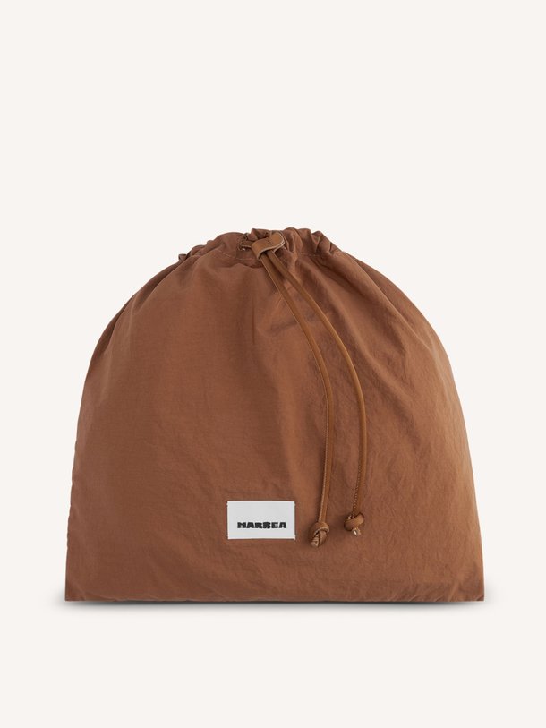Ontdek de Gevlochten open handtas van Marrea in de kleur Bruin bij Orangebag. Op werkdagen voor 21:45 besteld, morgen in huis.