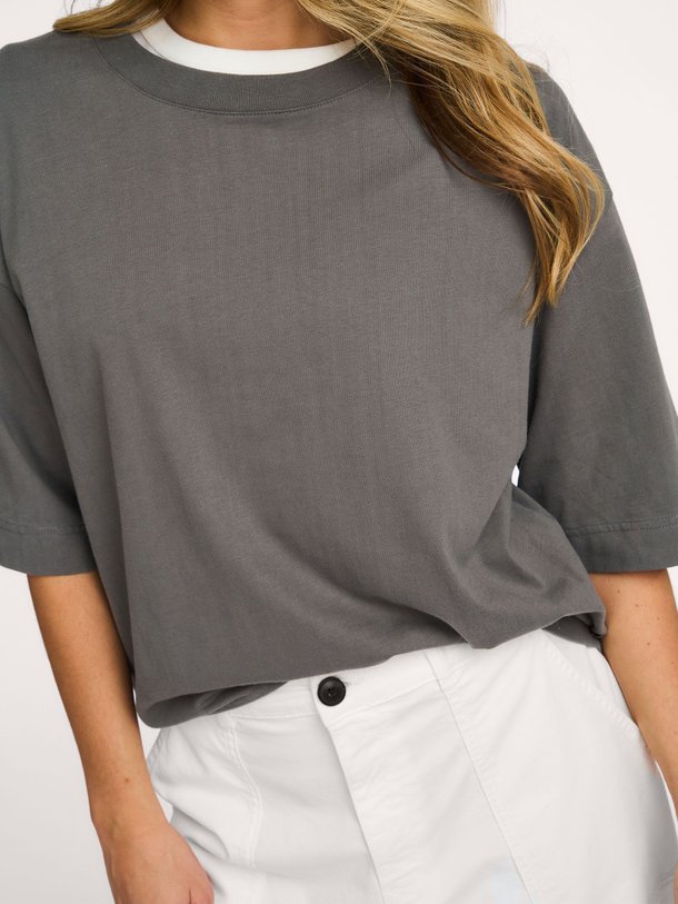 Ontdek de Fiore katoenen T-shirt van Bellerose in de kleur Donkergrijs bij Orangebag. Op werkdagen voor 21:45 besteld, morgen in huis.