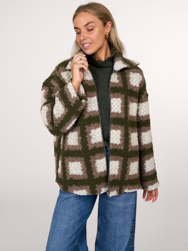 Ontdek de Tess wolmix jasje met geruit dessin van Samsoe Samsoe in de kleur groen bij Orangebag. Op werkdagen voor 21:45 besteld, morgen in huis.