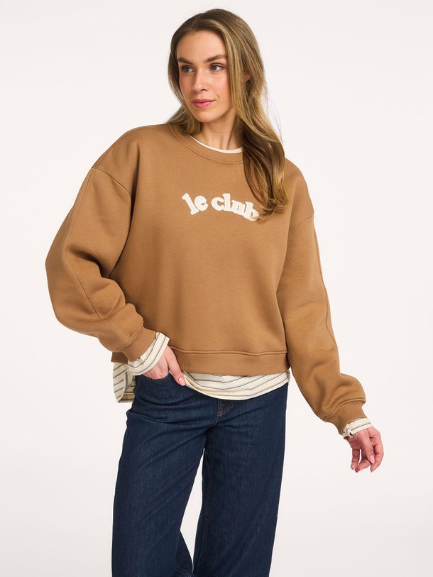 Ontdek de Elin katoenmix sweater van Sofie Schnoor in de kleur Bruin bij Orangebag. Op werkdagen voor 21:45 besteld, morgen in huis.