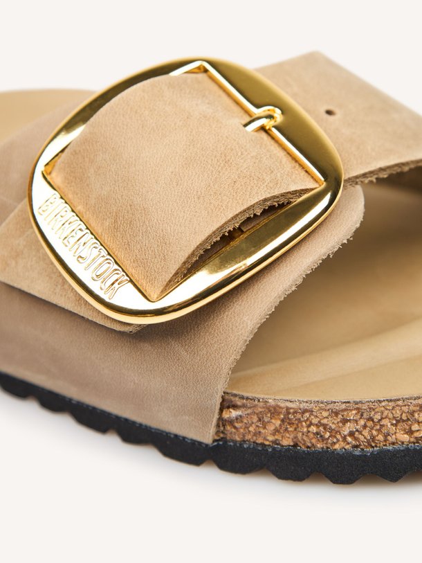 Ontdek de Madrid nubuck big buckle slippers van Birkenstock in de kleur Lichtbruin bij Orangebag. Op werkdagen voor 21:45 besteld, morgen in huis.