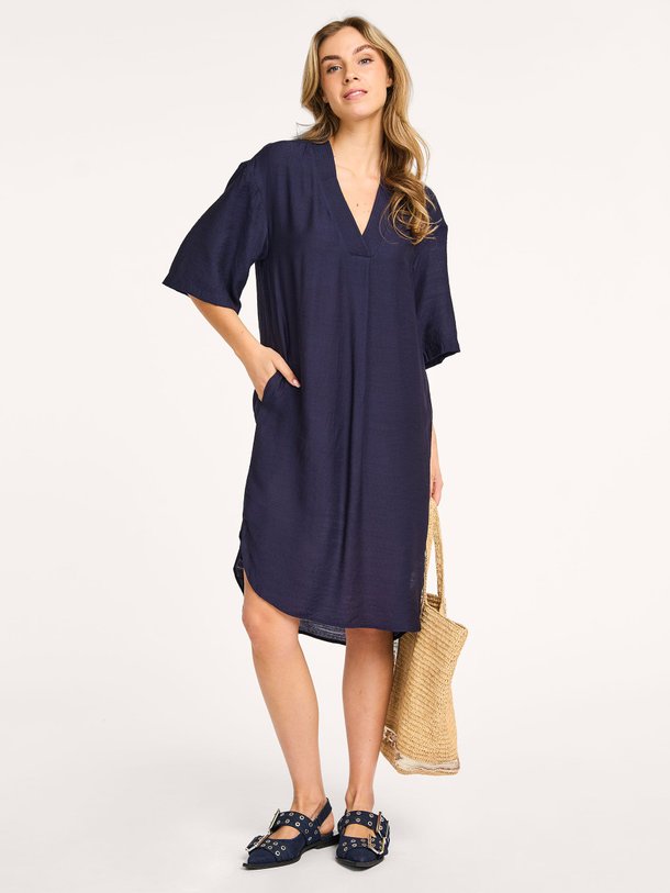 Ontdek de Caryn viscosemix jurk van Co'Couture in de kleur donkerblauw bij Orangebag. Op werkdagen voor 21:45 besteld, morgen in huis.