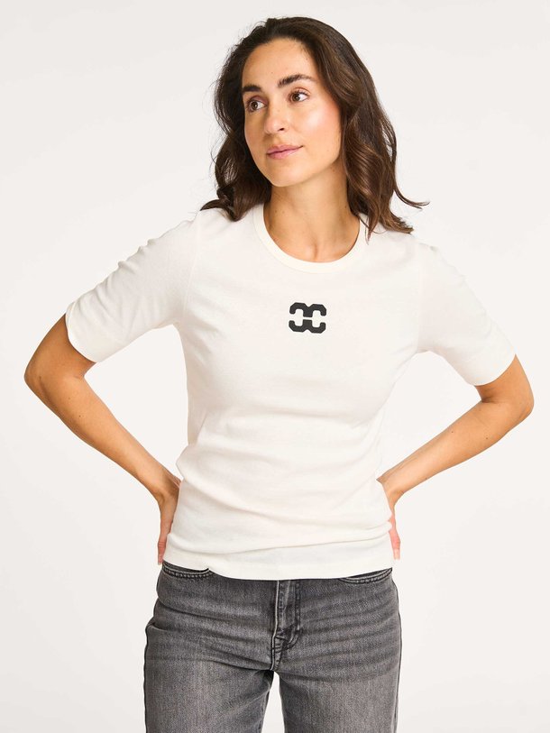 Ontdek de Granny organic cotton T-shirt met logo print van Co'Couture in de kleur off-white bij Orangebag. Op werkdagen voor 21:45 besteld, morgen in huis.