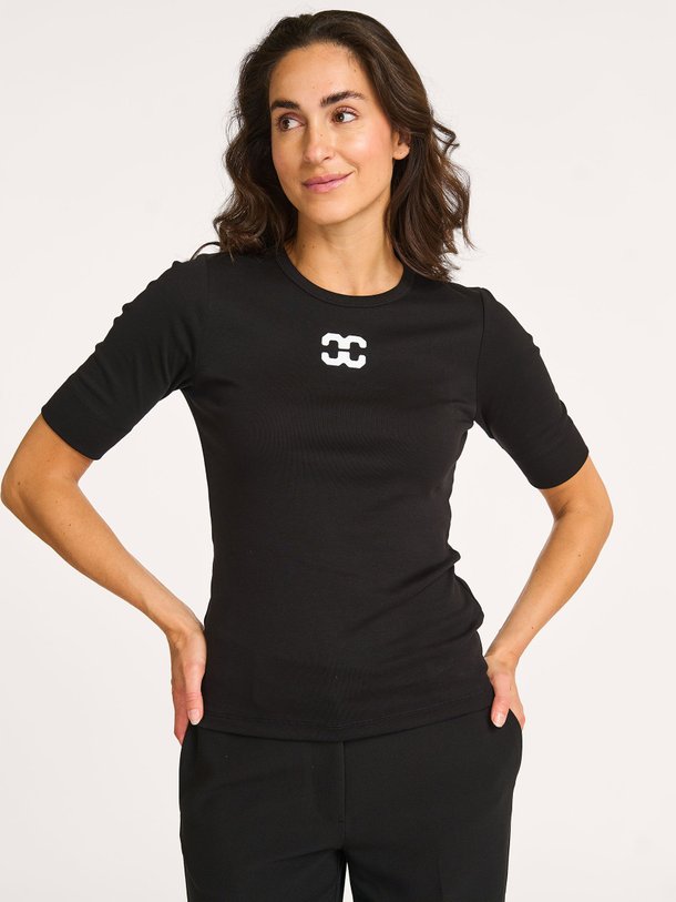 Ontdek de Granny organic cotton T-shirt met logo print van Co'Couture in de kleur zwart bij Orangebag. Op werkdagen voor 21:45 besteld, morgen in huis.