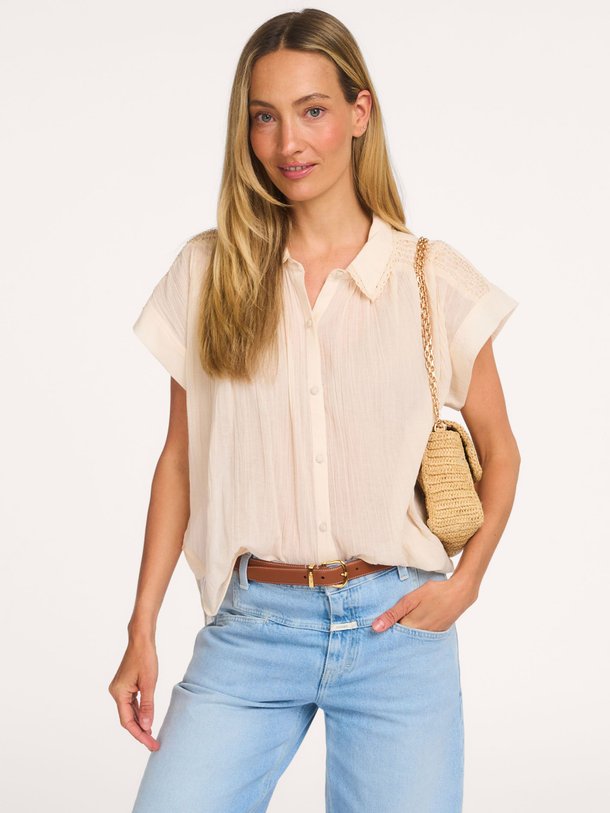 Ontdek de Badal katoenen blouse van Lollys Laundry in de kleur Crème bij Orangebag. Op werkdagen voor 21:45 besteld, morgen in huis.
