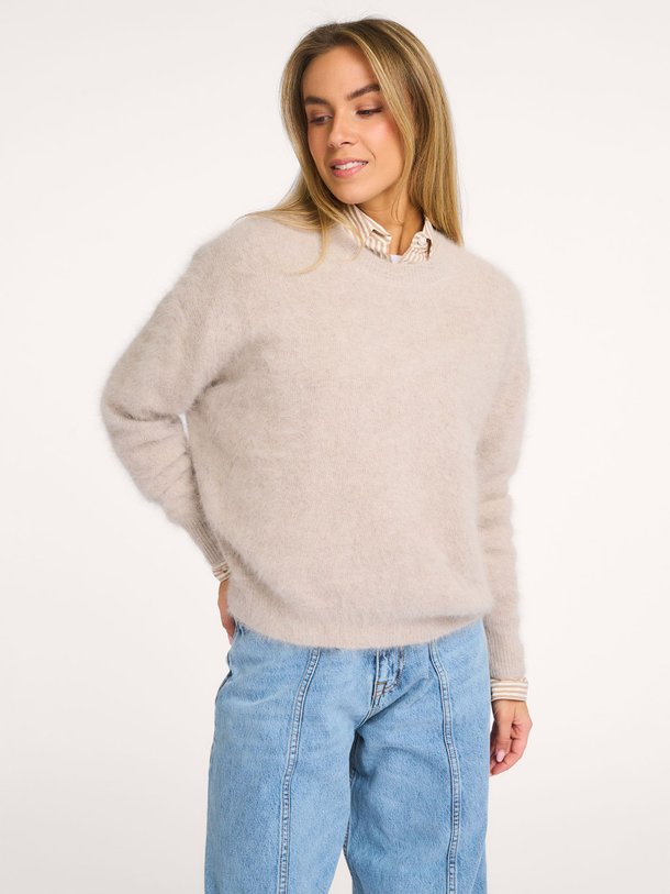 Ontdek de Datus angoramix trui van Bellerose in de kleur Lichtgrijs bij Orangebag. Op werkdagen voor 21:45 besteld, morgen in huis.