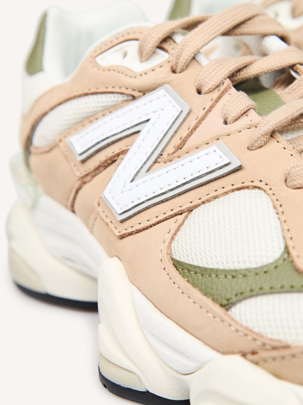 Ontdek de U9060 suède sneakers van New Balance in de kleur Beige bij Orangebag. Op werkdagen voor 21:45 besteld, morgen in huis.