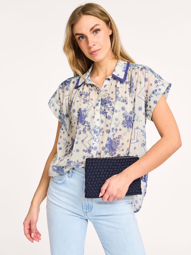 Ontdek de Badal katoenen blouse met print van Lollys Laundry in de kleur blauw bij Orangebag. Op werkdagen voor 21:45 besteld, morgen in huis.