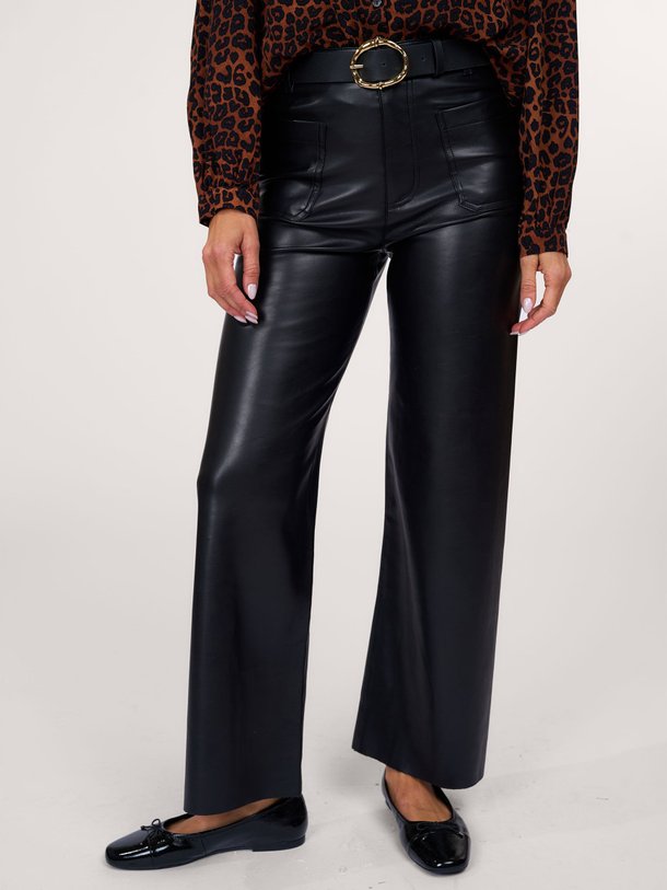 Ontdek de Zeno leatherlook stretch broek van La Fee Maraboutee in de kleur zwart bij Orangebag. Op werkdagen voor 21:45 besteld, morgen in huis.
