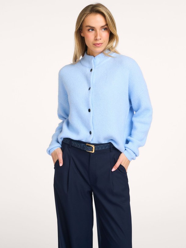 Ontdek de Alpha alpacamix vest van Gestuz in de kleur Lichtblauw bij Orangebag. Op werkdagen voor 21:45 besteld, morgen in huis.