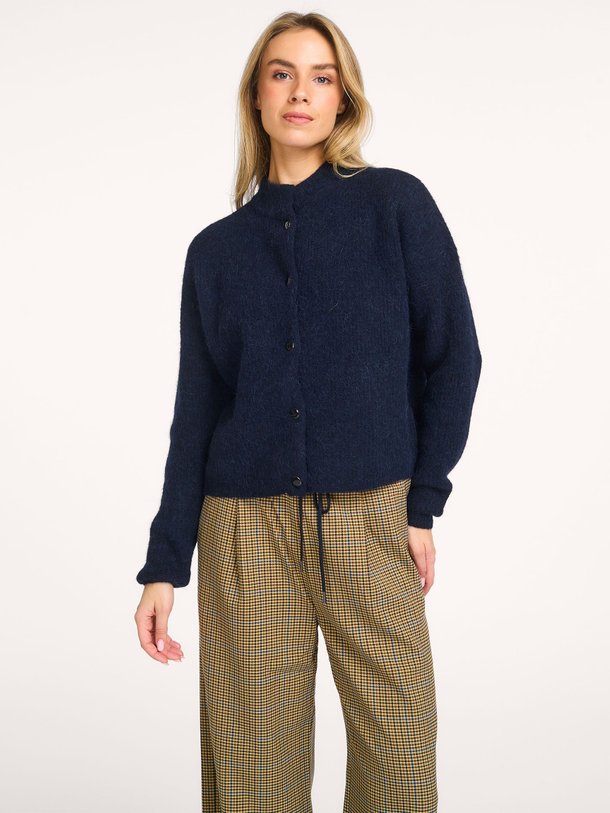 Ontdek de Alpha alpacamix vest van Gestuz in de kleur Donkerblauw bij Orangebag. Op werkdagen voor 21:45 besteld, morgen in huis.