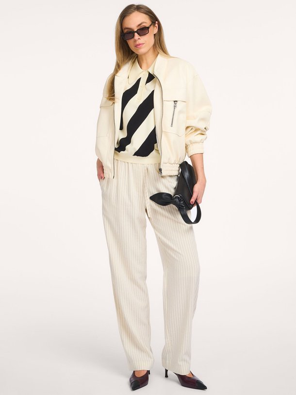 Ontdek de Jinou viscosemix gestreepte broek van Essentiel Antwerp in de kleur Off-white bij Orangebag. Op werkdagen voor 21:45 besteld, morgen in huis.