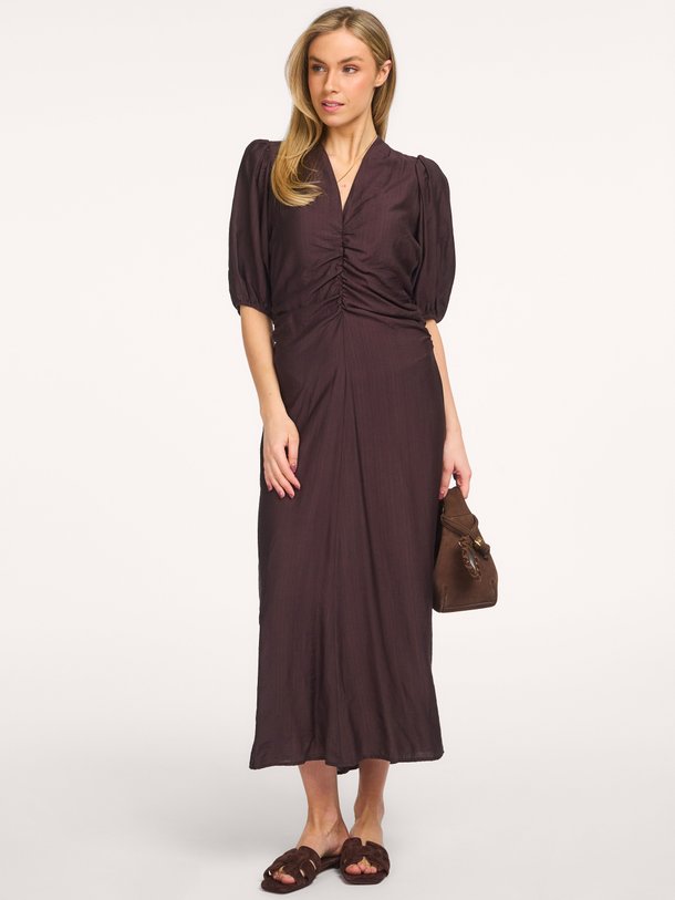 Co'Couture Hera viscosemix maxi jurk - Donkerbruin Ontdek de Hera viscosemix maxi jurk van Co'Couture in de kleur Donkerbruin bij Orangebag. Op werkdagen voor 21:45 besteld, morgen in huis.